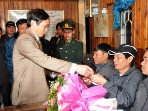 Eight rescued from capsized boat off Nghe An Province ảnh 1